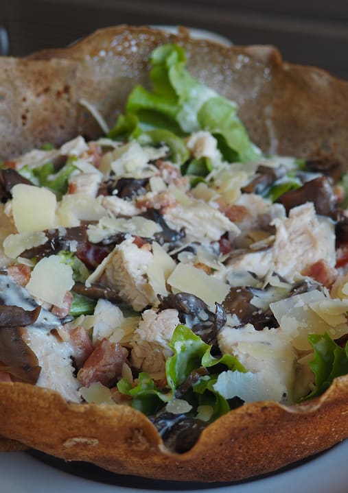 Salade-repas servie dans un bol en galette de sarrasin