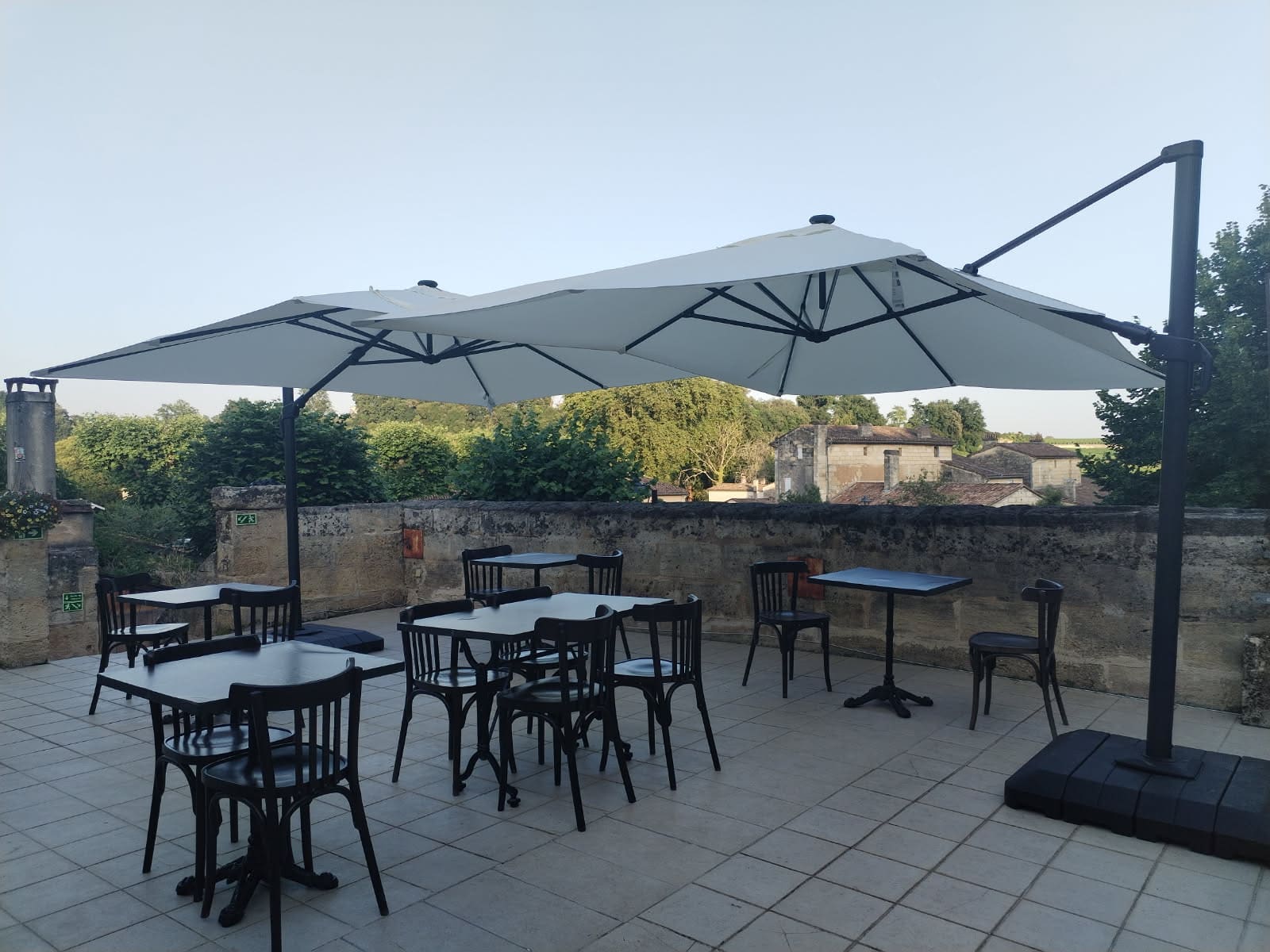 La terrasse ombragée de La Crêperie du Parvis, avec vue sur les toits de Saint-Émilion